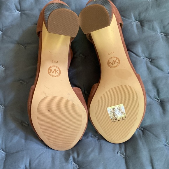 Beautiful MICHAEL KHORS blush suede heels! With gold heel - Picture 3 of 5